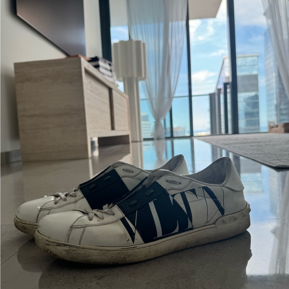 Men valentine sneakers fit size 12/12.5
